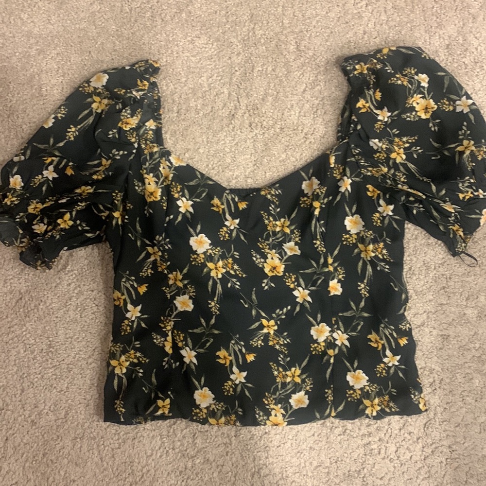 Abercrombie Puff Sleeve Sweetheart Top in Dark Grey Floral - Size L
